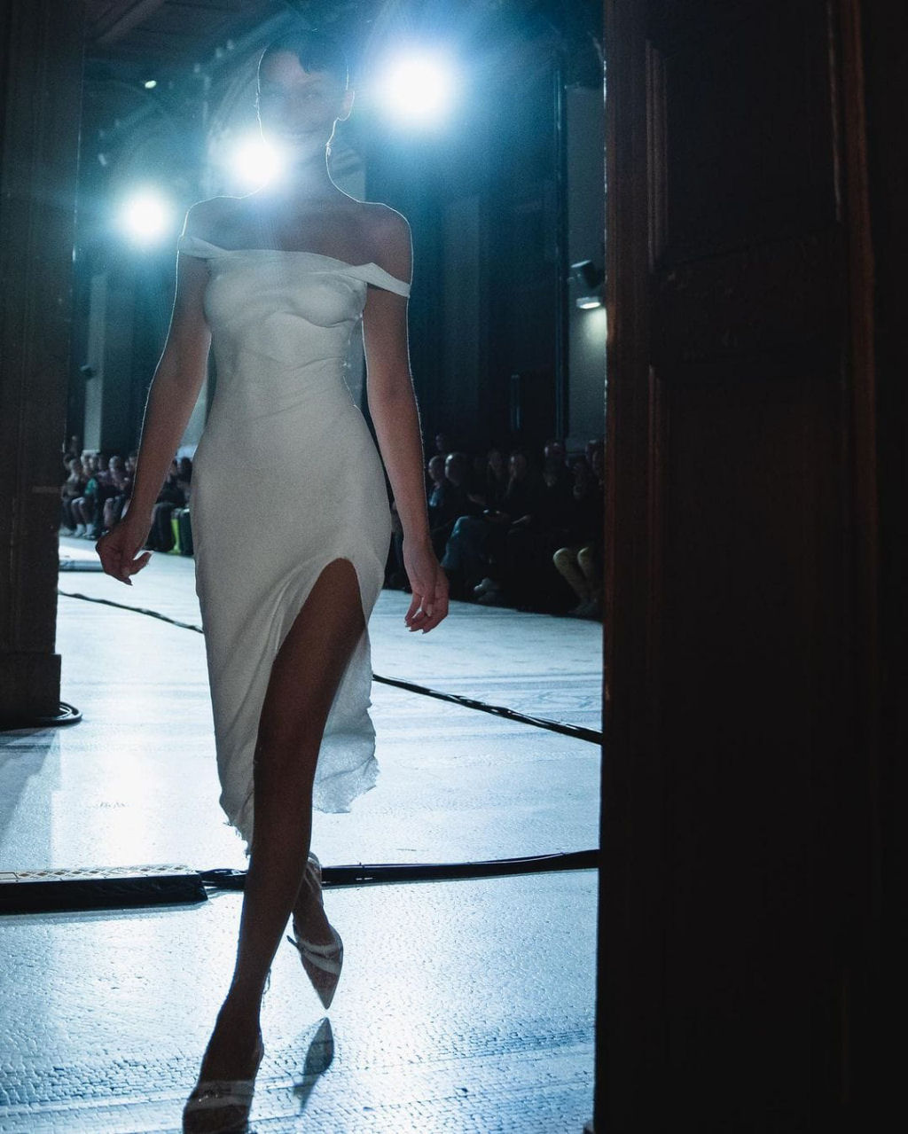 No  magia,  moda: a cincia por trs do vestido de Bella Hadid na Paris Fashion Week