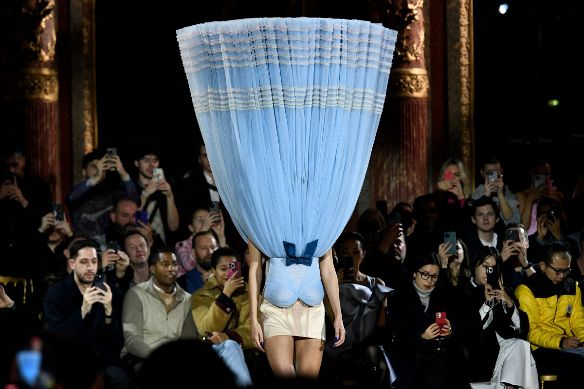Semana de Alta-Costura de Paris apresenta vestidos de cabea para baixo e de lado