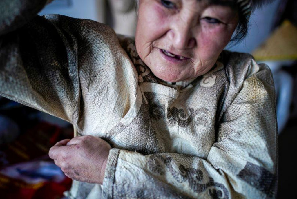 Descendentes de sereias da China tecem roupas com pele de peixe