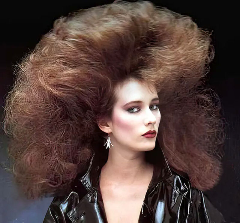 A Mania do Cabelo dos anos 80: quando as mulheres levaram os penteados a novos patamares 04