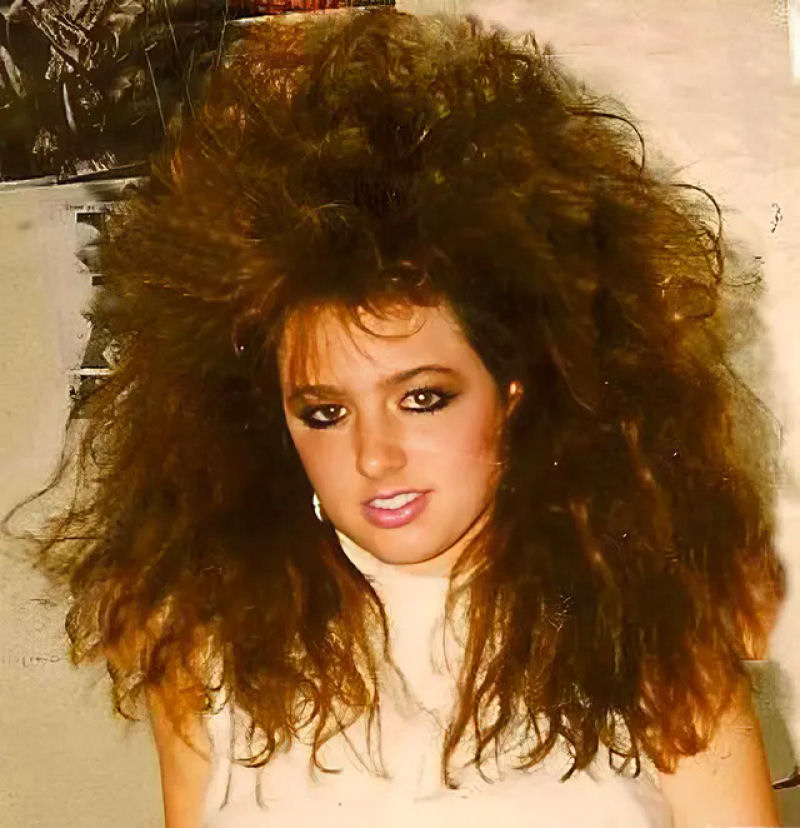 A Mania do Cabelo dos anos 80: quando as mulheres levaram os penteados a novos patamares 17