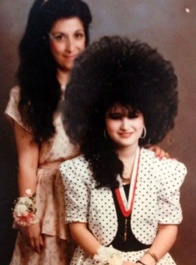 A Mania do Cabelo dos anos 80: quando as mulheres levaram os penteados a novos patamares 18