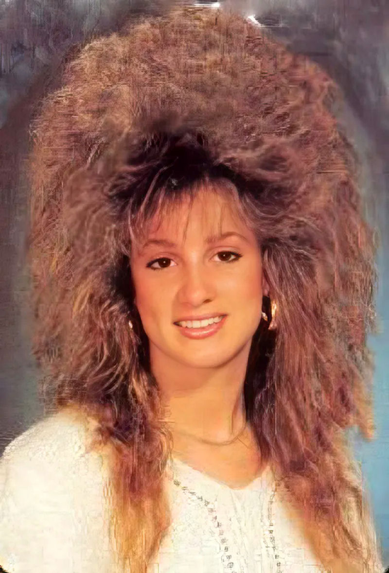 A Mania do Cabelo dos anos 80: quando as mulheres levaram os penteados a novos patamares 23