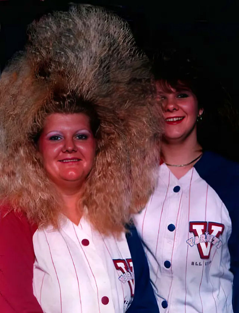 A Mania do Cabelo dos anos 80: quando as mulheres levaram os penteados a novos patamares 28