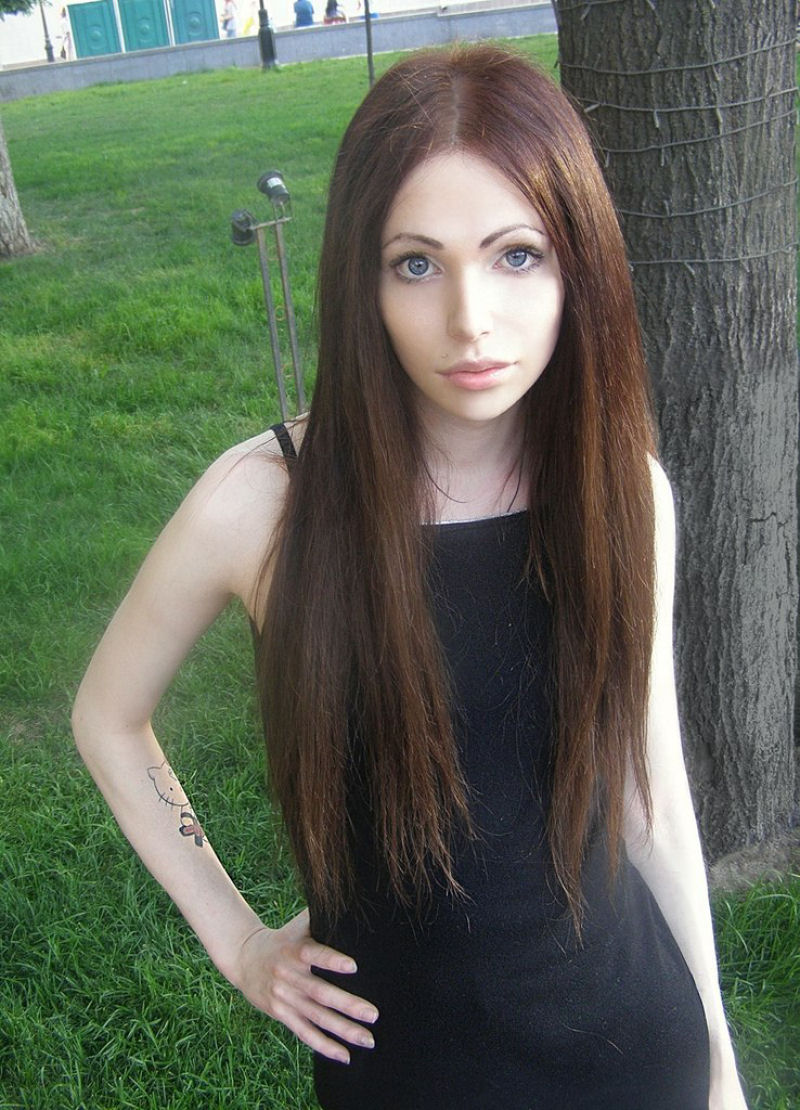 Conhea Exy Alina Davis, o modelo russo que tem uma namorada que  um clone dele 09