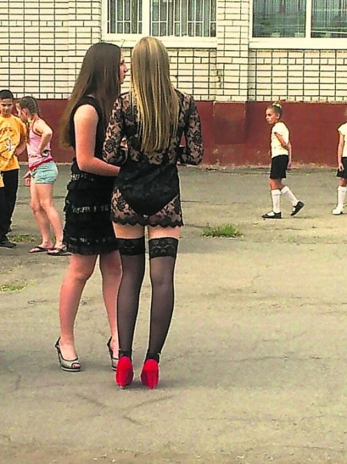 Garota russa com vestido de renda na formatura