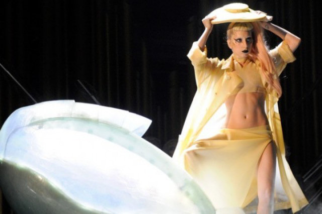 Lady Gaga vestida como uma idiota 07