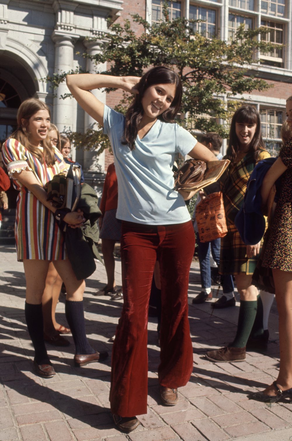 Estas colegiais dos anos 60 se vestiam bem, inclusive para hoje em dia 11