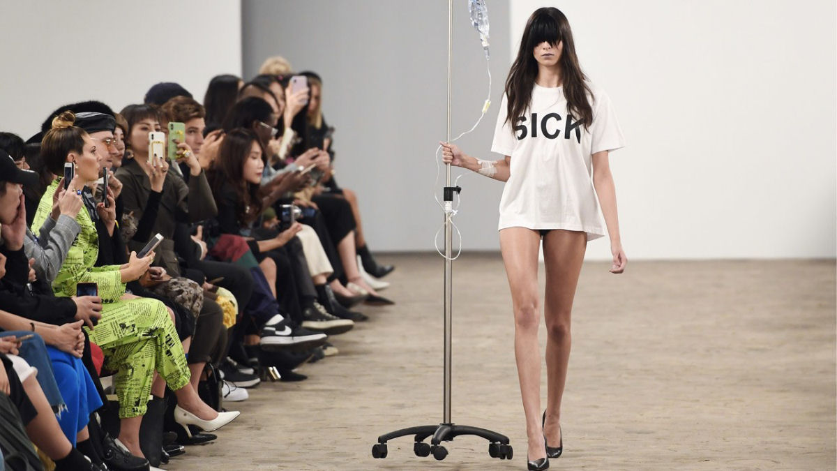 Durante a Paris Fashion Week, modelo desfilou com suporte de soro intravenoso como acessrio