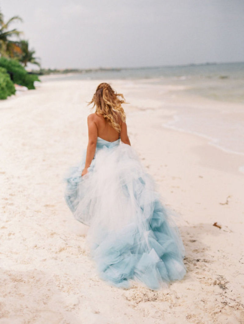 25 noivas deslumbrantes que fugiram do branco na hora de escolher seu vestido 18