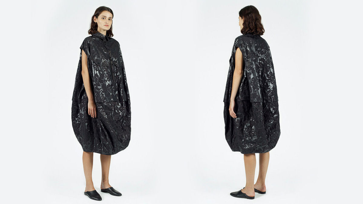 Vestido de grife de 3.600 reais é comparado com um saco de lixo