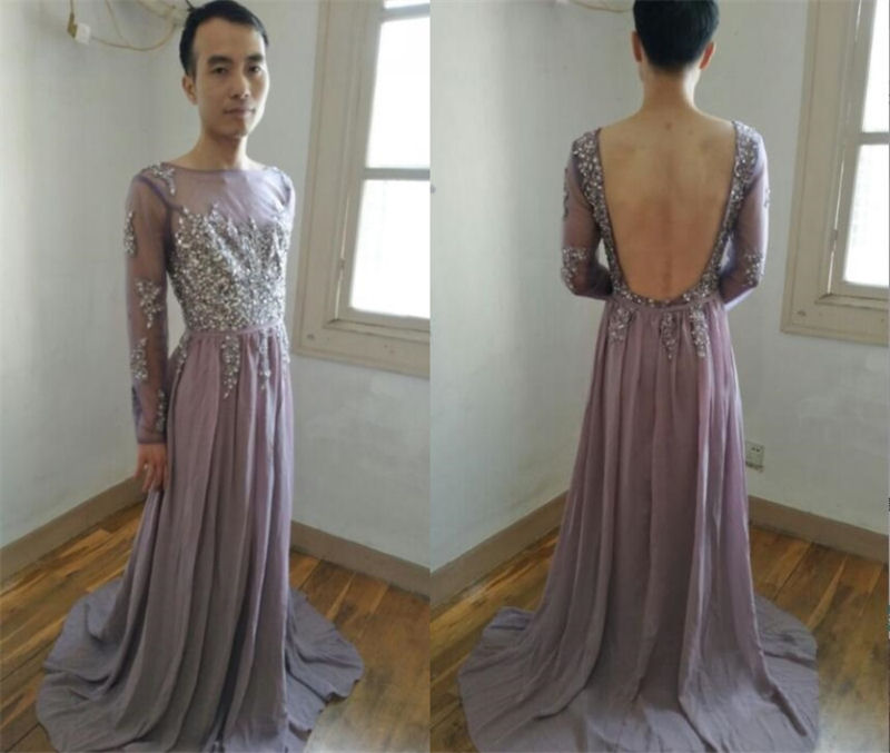 Vendedor on-line dedicado, modela todos os vestidos que ele vende 04