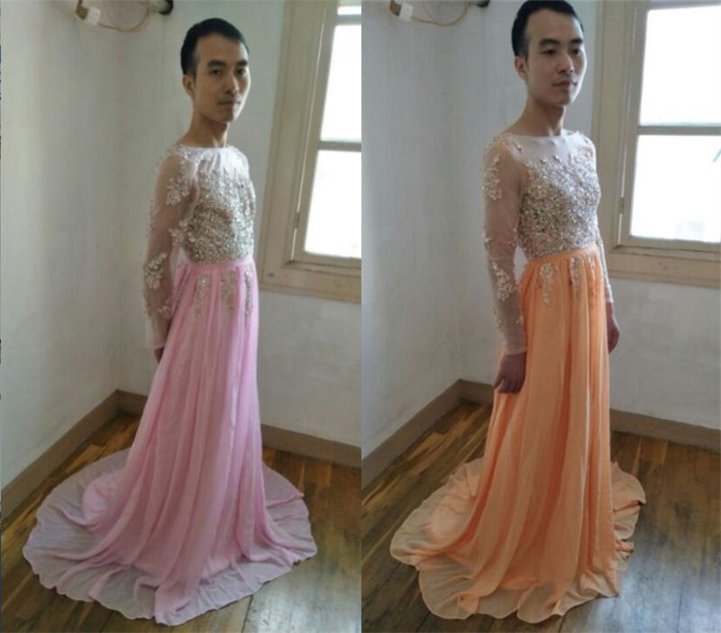 Vendedor on-line dedicado, modela todos os vestidos que ele vende 05