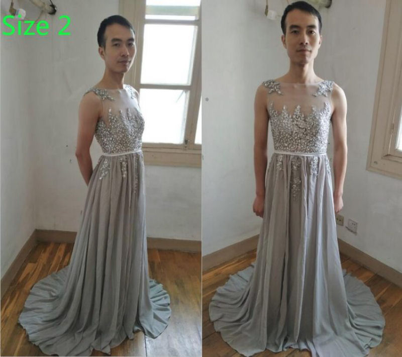 Vendedor on-line dedicado, modela todos os vestidos que ele vende 06