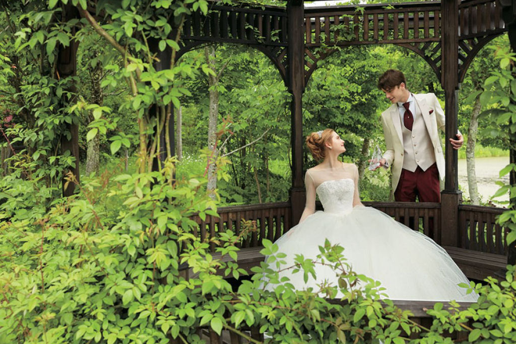 Transforme seu casamento em um conto de fada com estes vestidos de casamento de princesas Disney 09