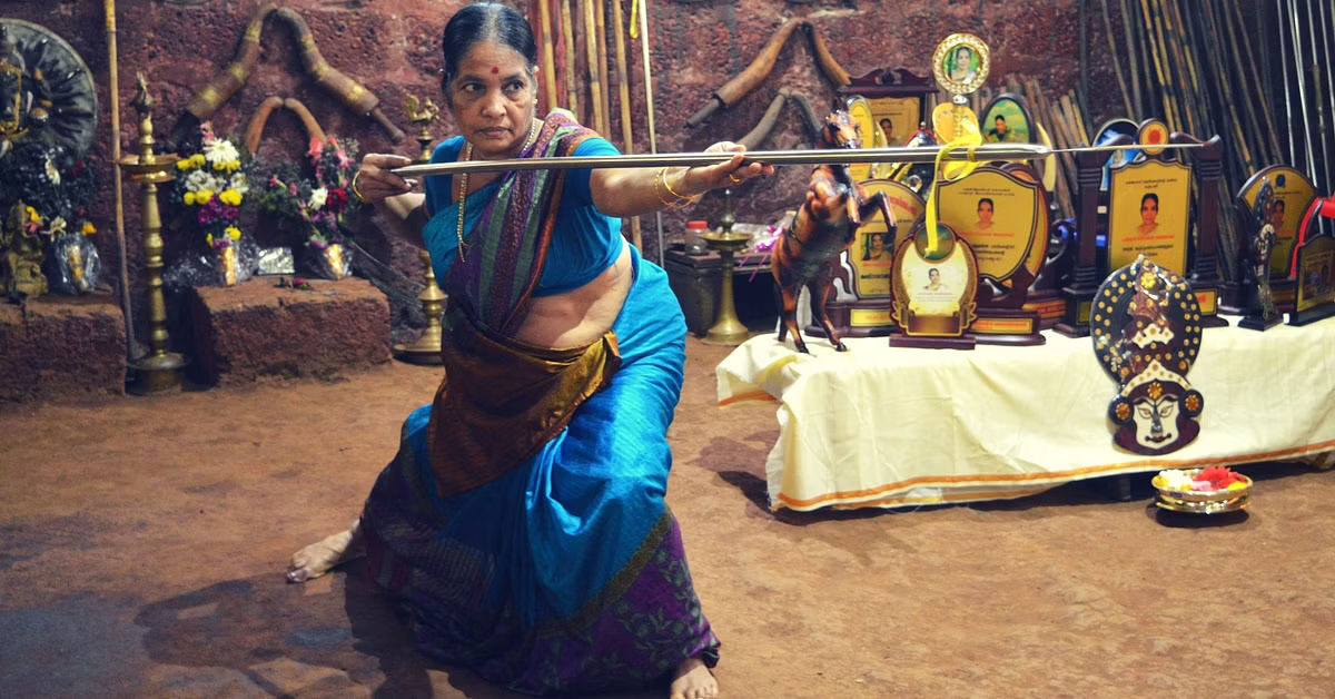 Conheça a avó 'kick ass' que empunha espadas e traz as indianas às artes marciais