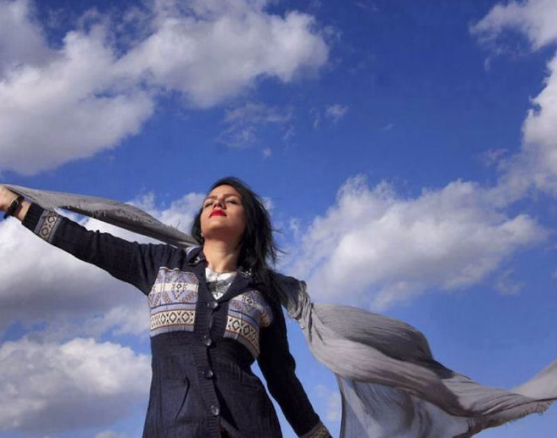 Iranianas protestam contra a estrita lei do hijab publicando fotos com a melena ao vento 12