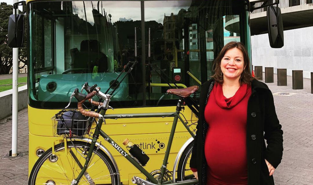 Ministra neo-zelandesa d a luz depois de ir  maternidade de bicicleta