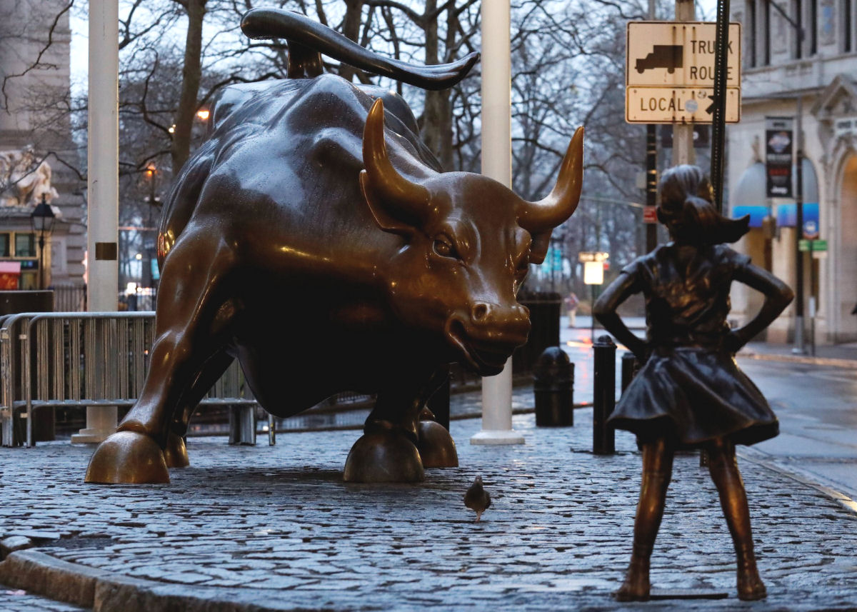 Erigem estátua de uma menina intrépida bem em frente ao touro de Wall Street 01