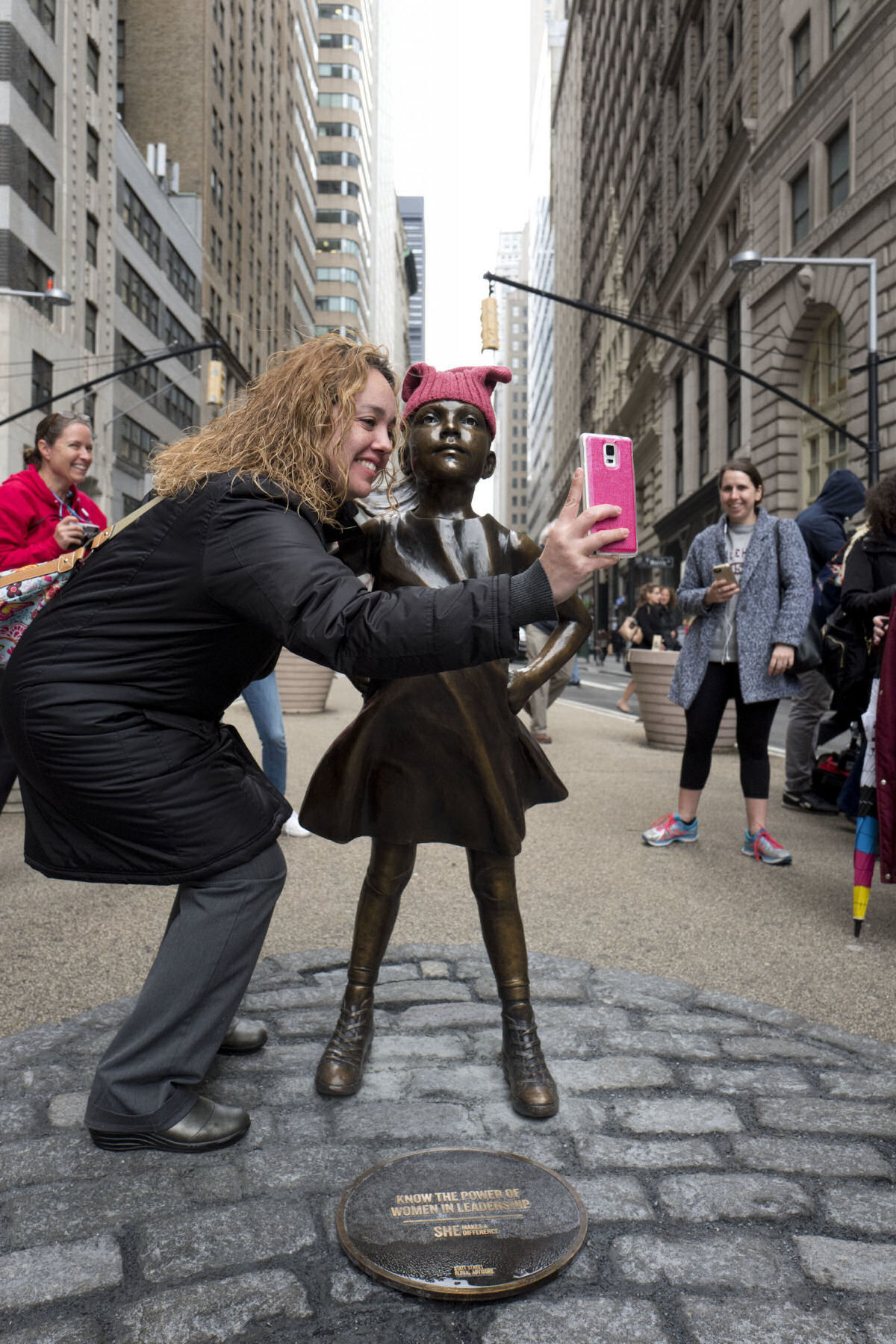 Erigem estátua de uma menina intrépida bem em frente ao touro de Wall Street 05