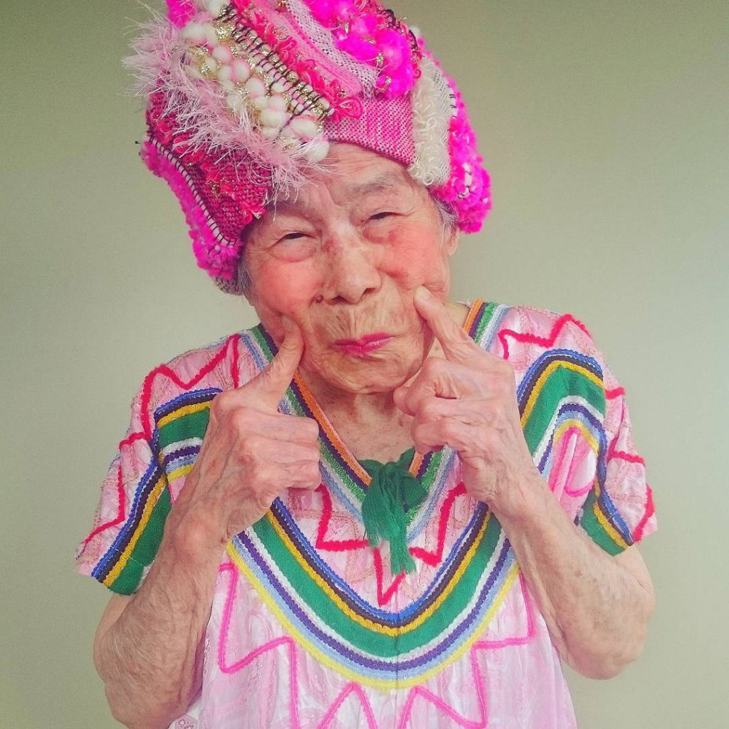 Esta vov de 93 anos  a modelo da moda criada por sua neta 02