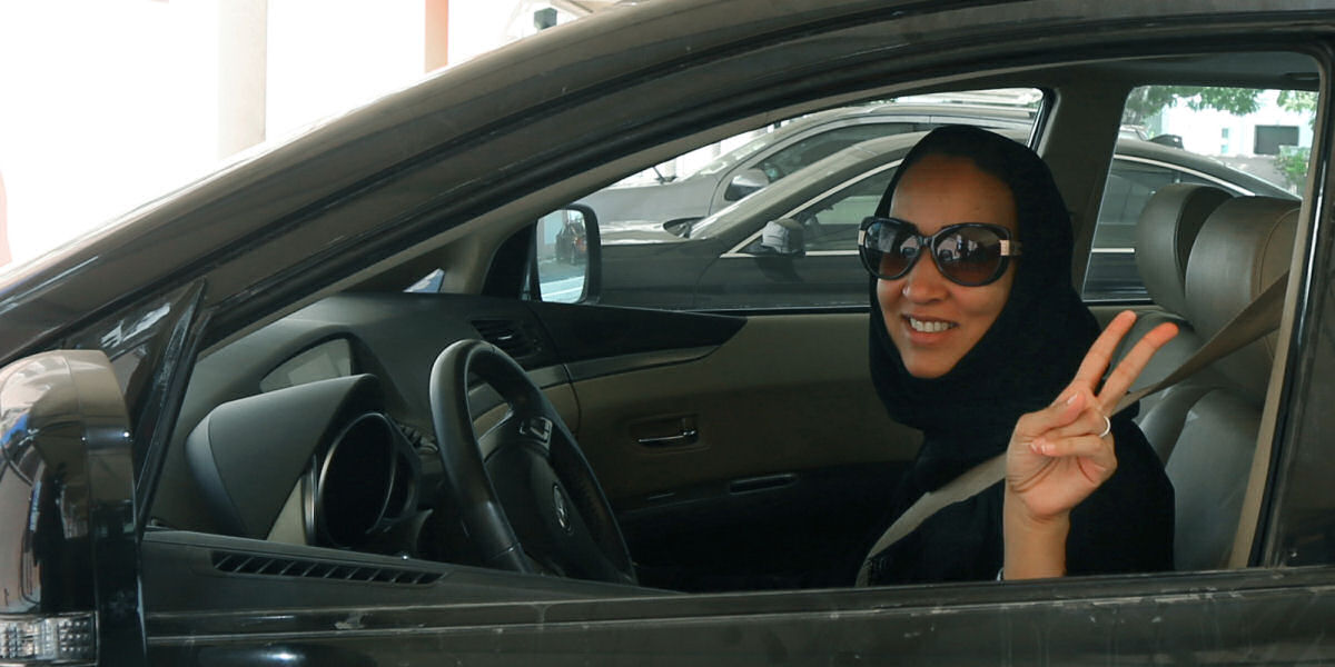 Ativista social rabe canta a favor do direito da mulher a dirigir