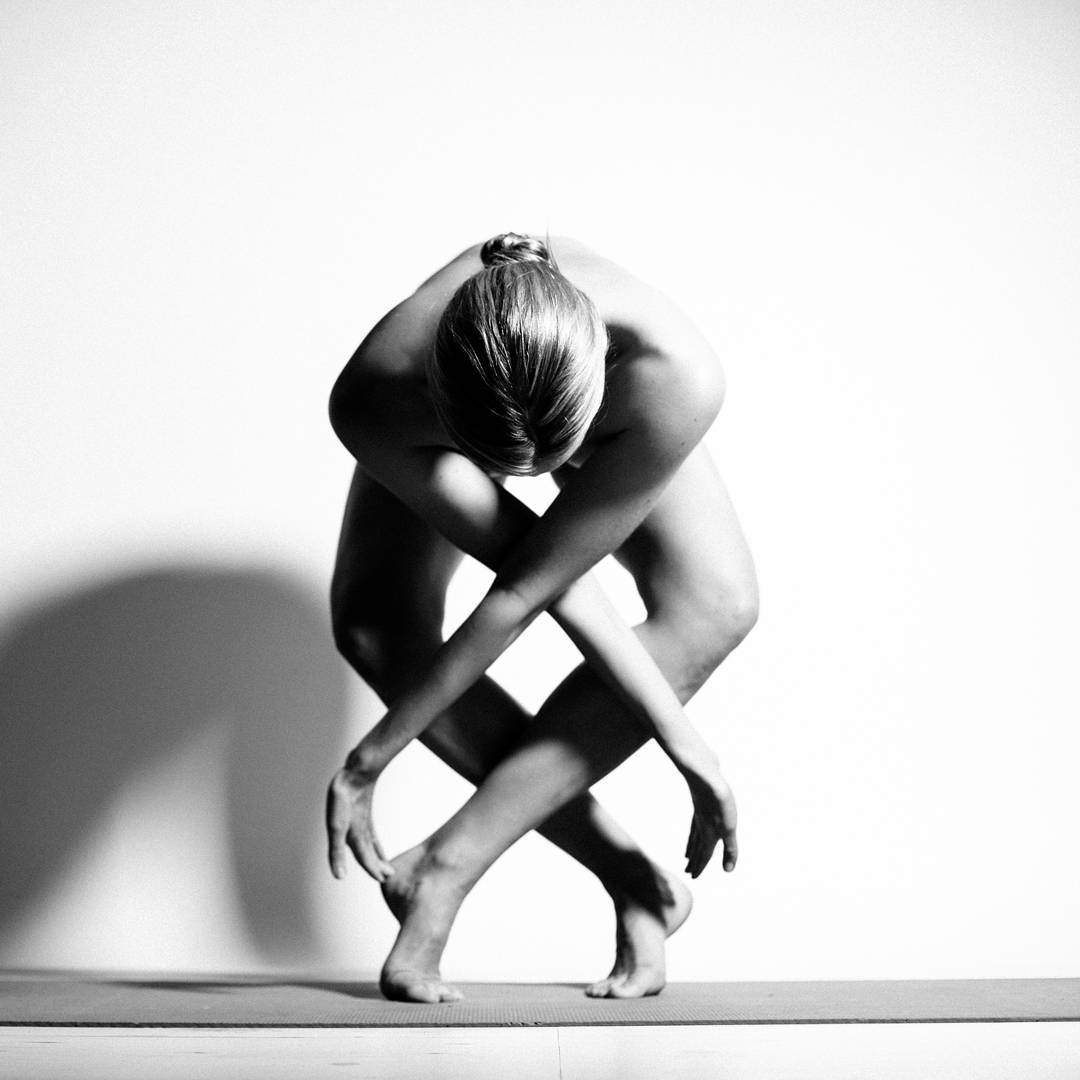 Esta iogue transforma seu corpo em arte sem violar as normas sobre nudez em Instagram 01