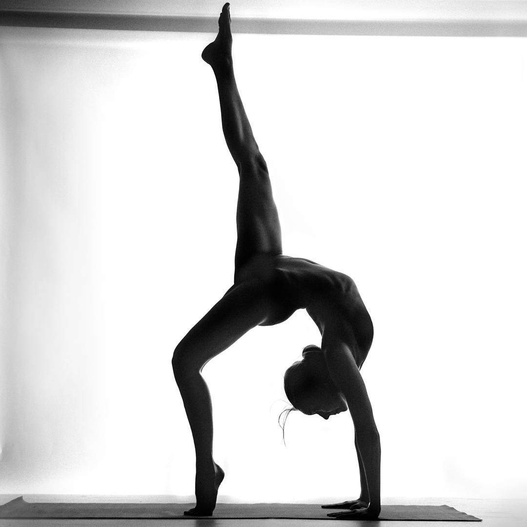 Esta iogue transforma seu corpo em arte sem violar as normas sobre nudez em Instagram 03