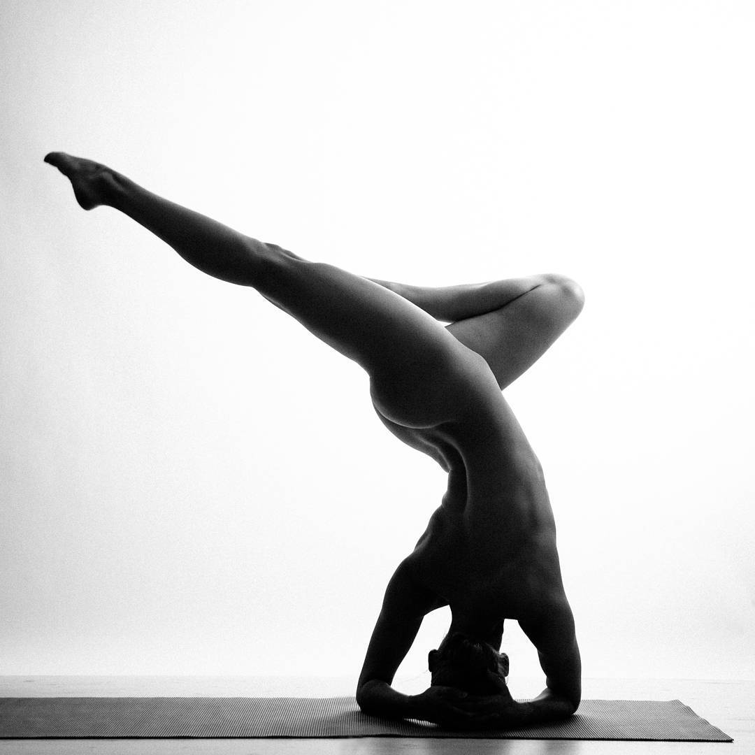 Esta iogue transforma seu corpo em arte sem violar as normas sobre nudez em Instagram 06