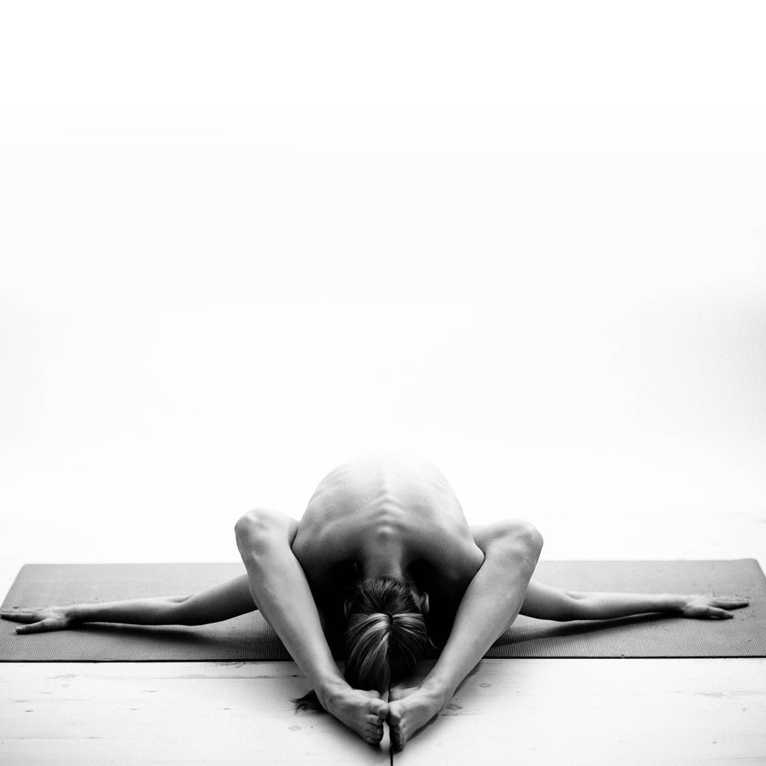 Esta iogue transforma seu corpo em arte sem violar as normas sobre nudez em Instagram 07