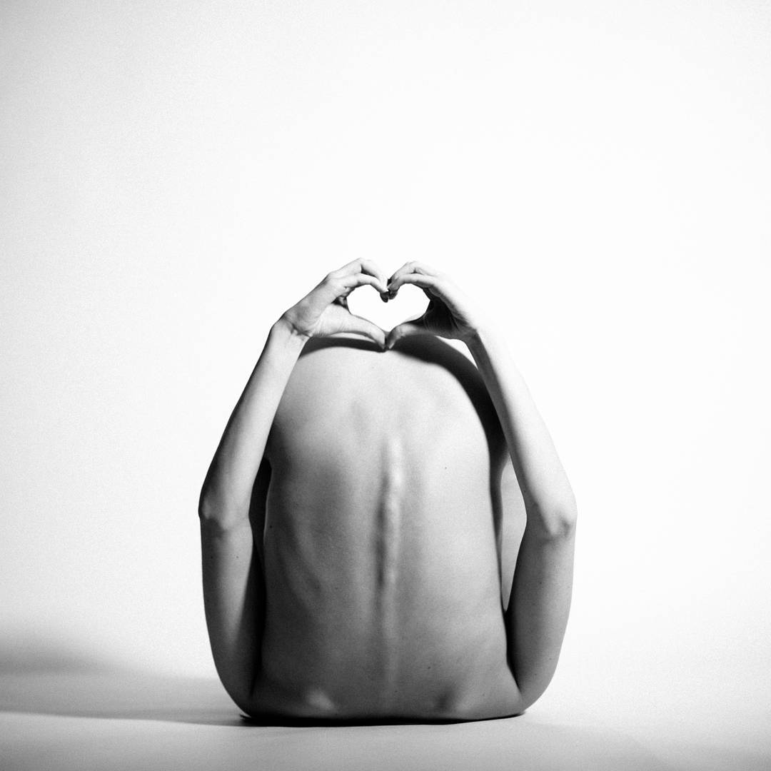 Esta iogue transforma seu corpo em arte sem violar as normas sobre nudez em Instagram 08