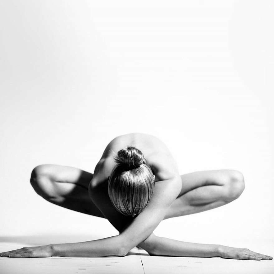 Esta iogue transforma seu corpo em arte sem violar as normas sobre nudez em Instagram 09