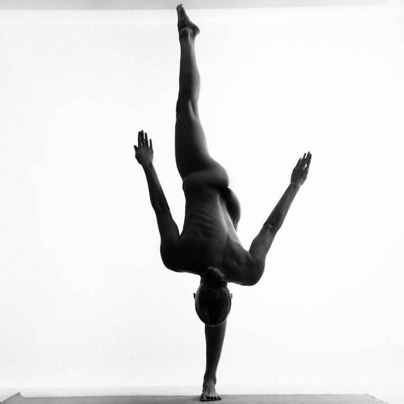 Esta iogue transforma seu corpo em arte sem violar as normas sobre nudez em Instagram 13