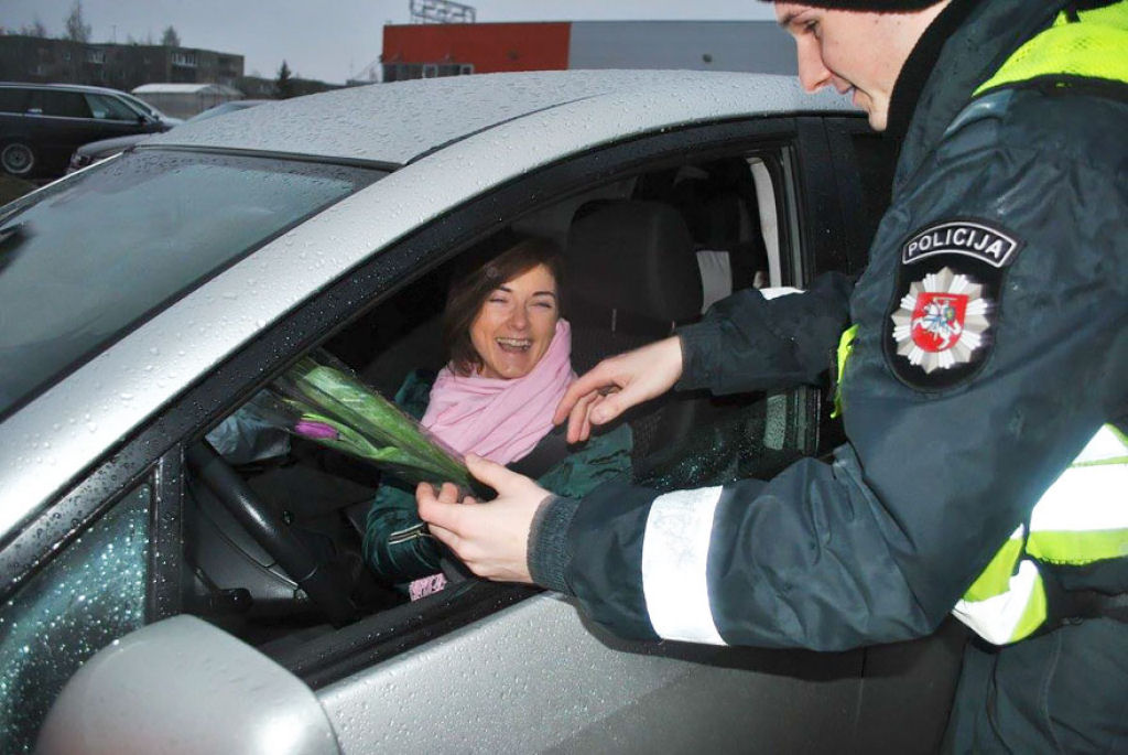 O que os agentes da polcia lituana fazem no Dia Internacional da Mulher 01