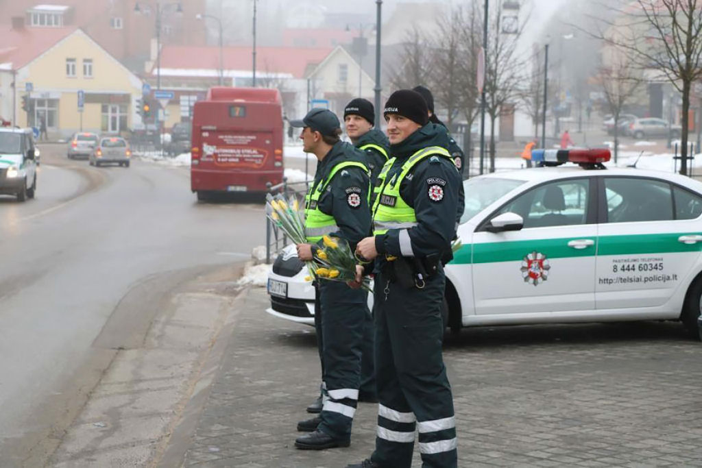 O que os agentes da polcia lituana fazem no Dia Internacional da Mulher 03