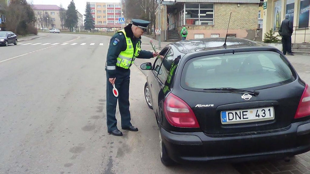 O que os agentes da polcia lituana fazem no Dia Internacional da Mulher 04