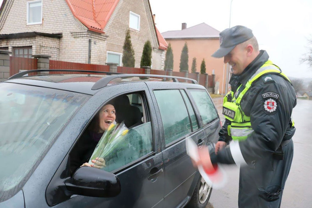 O que os agentes da polcia lituana fazem no Dia Internacional da Mulher 06