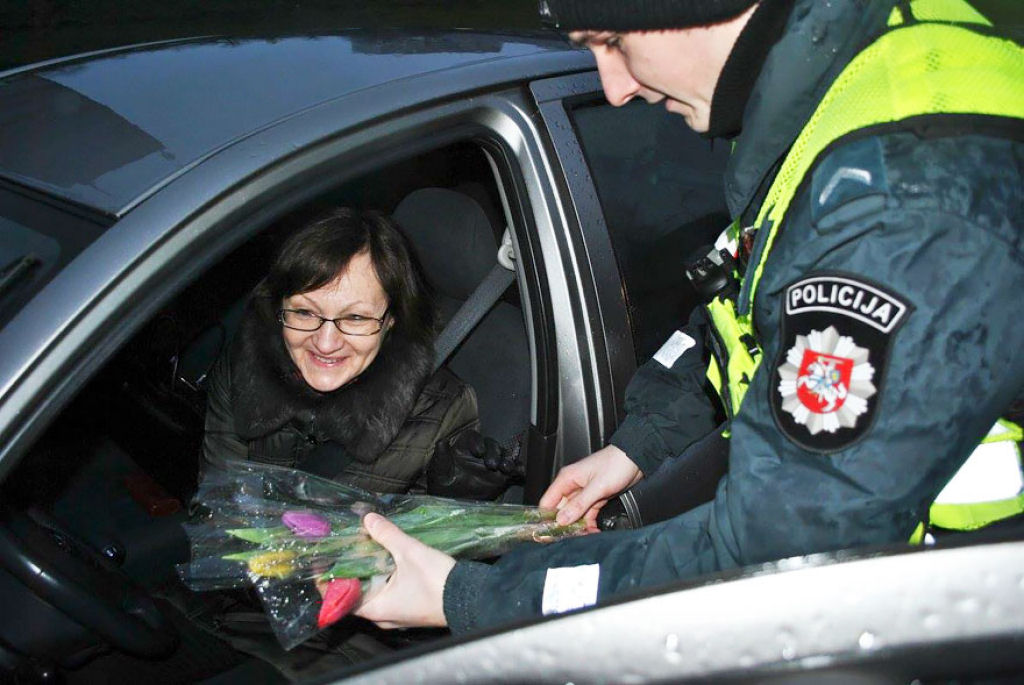 O que os agentes da polcia lituana fazem no Dia Internacional da Mulher 09