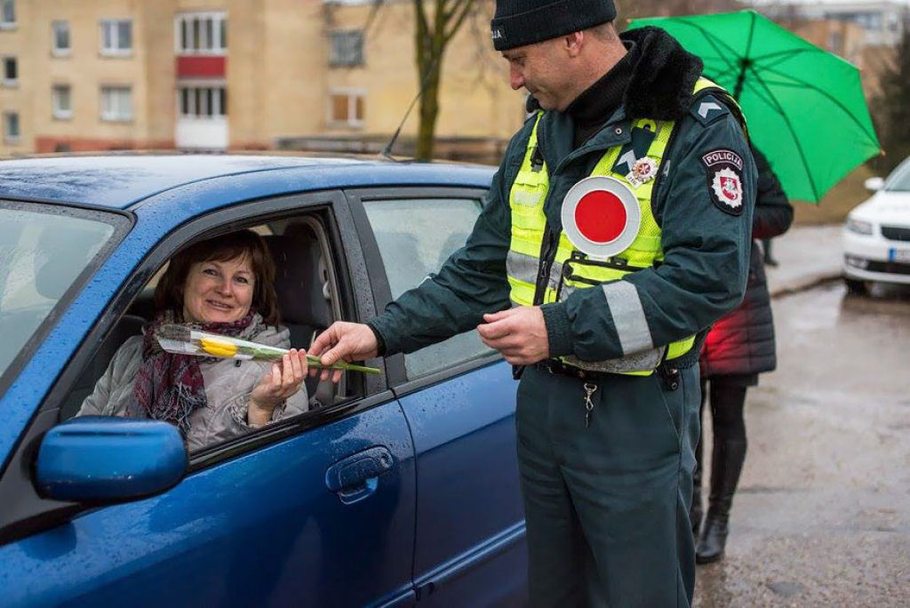 O que os agentes da polcia lituana fazem no Dia Internacional da Mulher 12