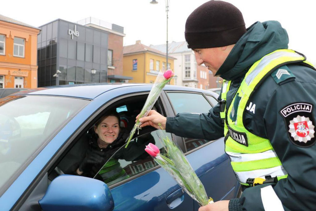 O que os agentes da polcia lituana fazem no Dia Internacional da Mulher 14
