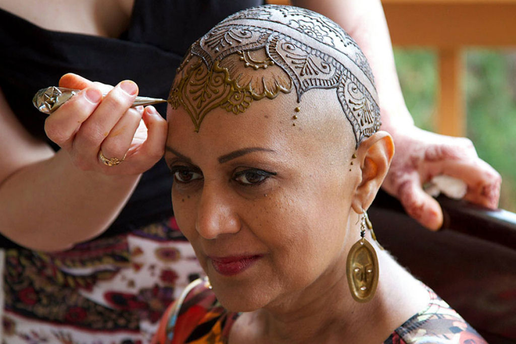 Elegantes coroas de tatuagem de Henna ajudam pacientes com cncer a lidar com sua perda de cabelo 02