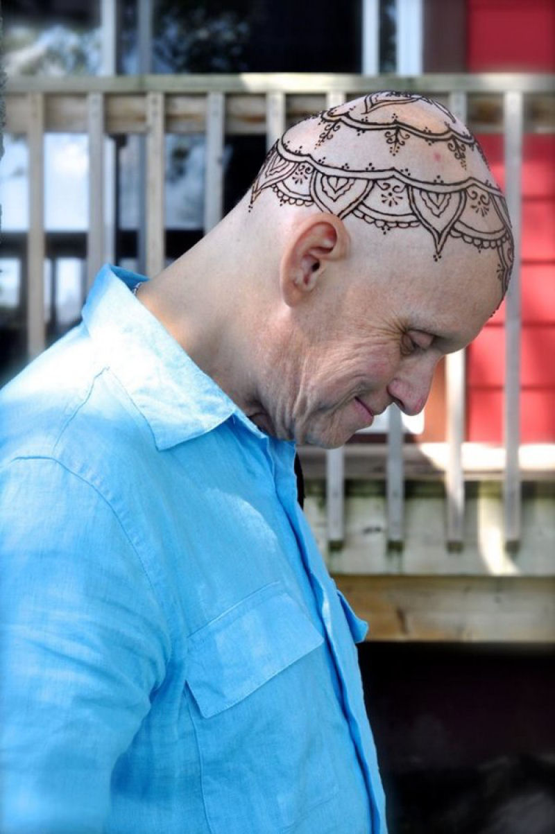 Elegantes coroas de tatuagem de Henna ajudam pacientes com cncer a lidar com sua perda de cabelo 03