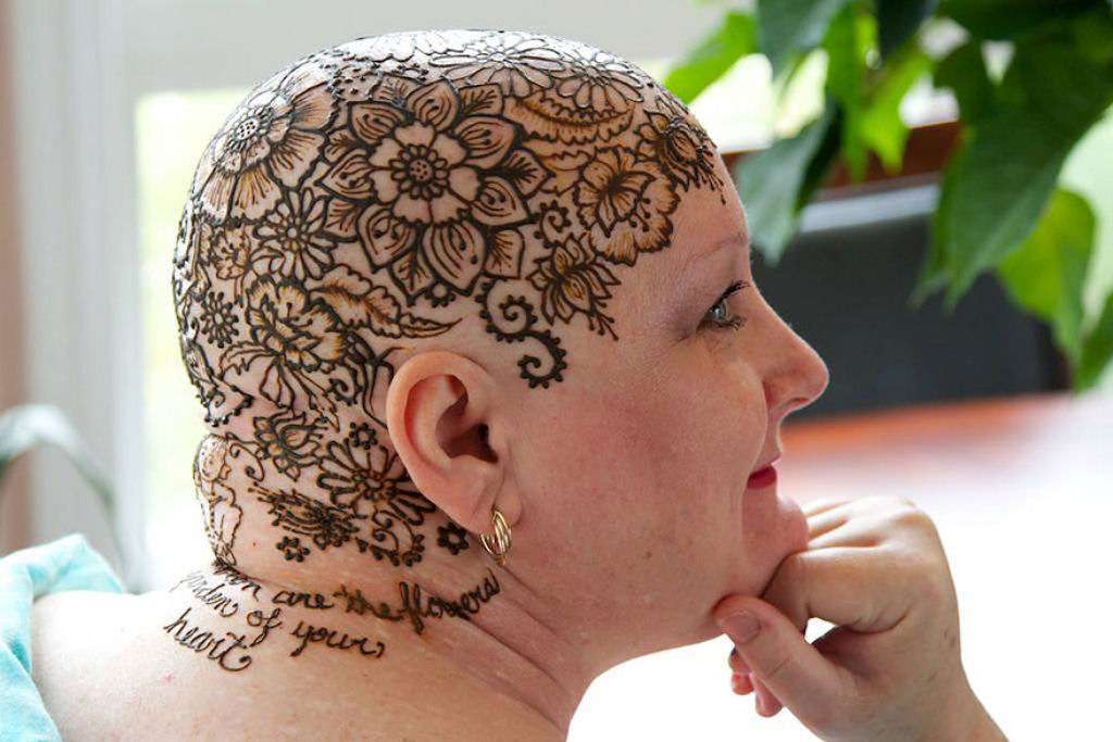 Elegantes coroas de tatuagem de Henna ajudam pacientes com cncer a lidar com sua perda de cabelo 05