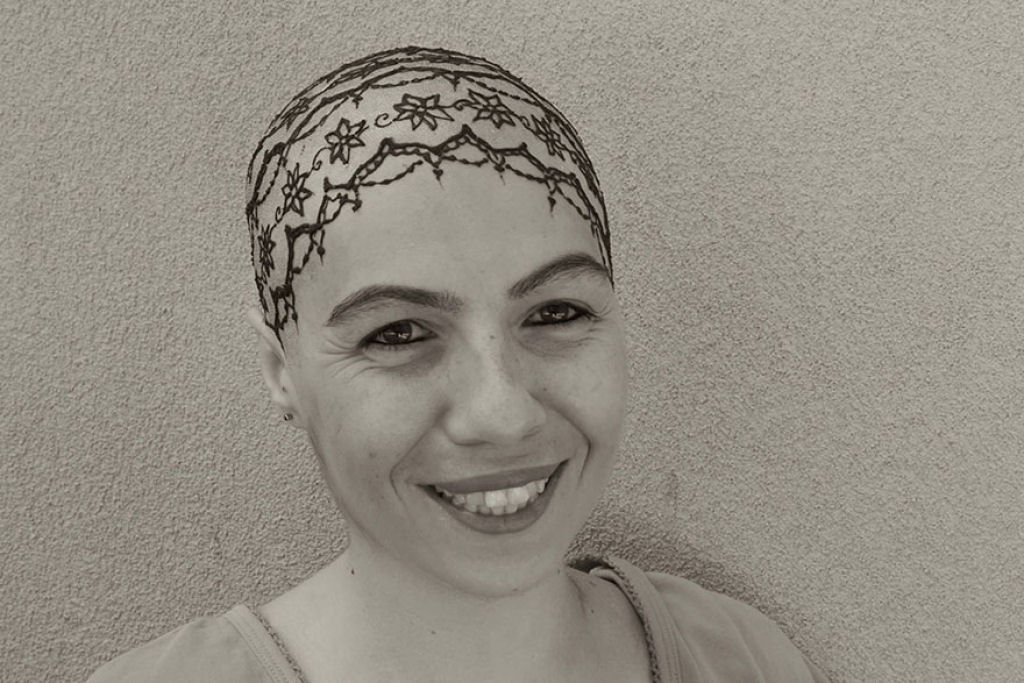 Elegantes coroas de tatuagem de Henna ajudam pacientes com cncer a lidar com sua perda de cabelo 07