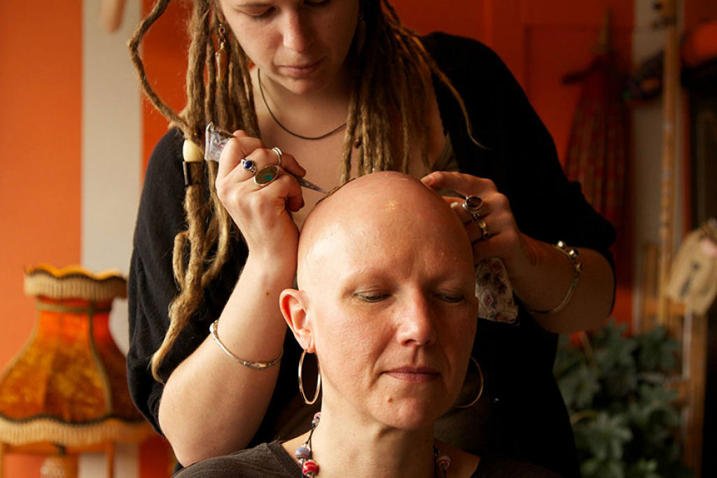 Elegantes coroas de tatuagem de Henna ajudam pacientes com cncer a lidar com sua perda de cabelo 09