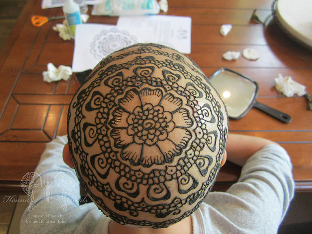 Elegantes coroas de tatuagem de Henna ajudam pacientes com cncer a lidar com sua perda de cabelo 11