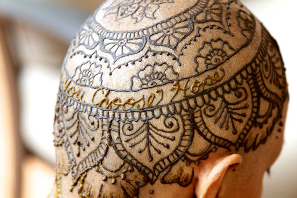 Elegantes coroas de tatuagem de Henna ajudam pacientes com cncer a lidar com sua perda de cabelo 13