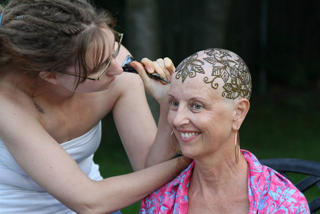 Elegantes coroas de tatuagem de Henna ajudam pacientes com cncer a lidar com sua perda de cabelo 14