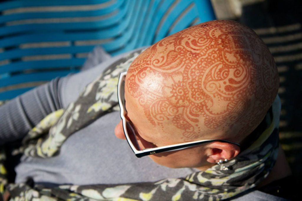 Elegantes coroas de tatuagem de Henna ajudam pacientes com cncer a lidar com sua perda de cabelo 15