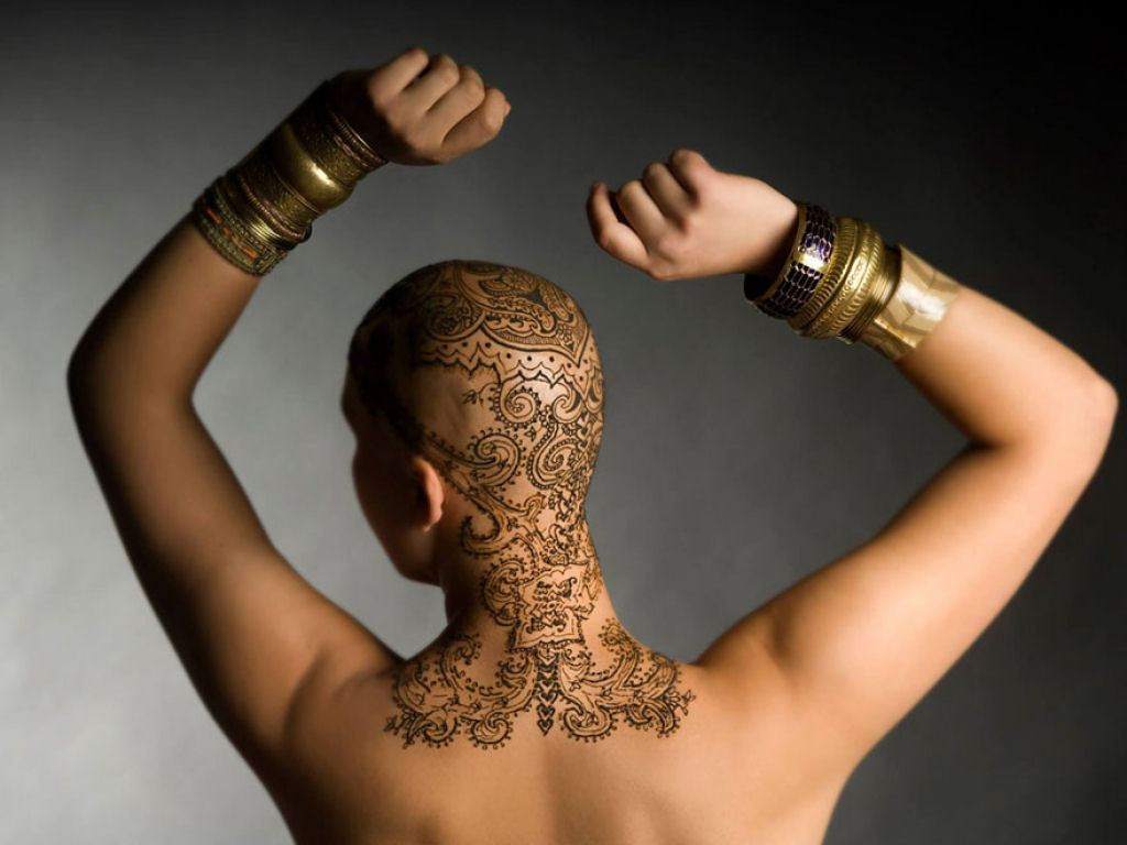 Elegantes coroas de tatuagem de Henna ajudam pacientes com cncer a lidar com sua perda de cabelo 17